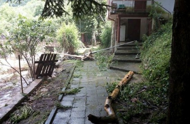 Католическата църква помага на пострадалите от наводнението в Дряново