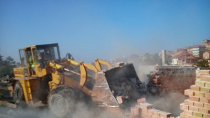 Роми блокираха жп линии заради събарянето на незаконни постройки