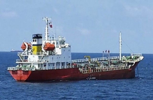 Пирати плениха петролен танкер край Гана