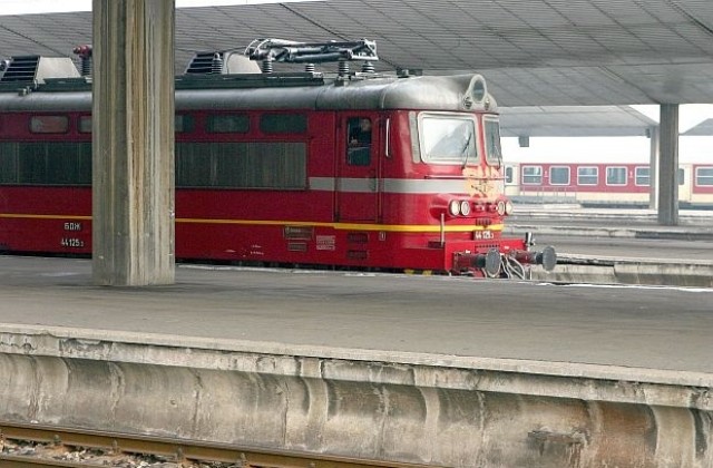 Закъсняват влакове заради паднали дървета и клони