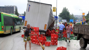Камион разпиля бутилки на кръговото до Качица
