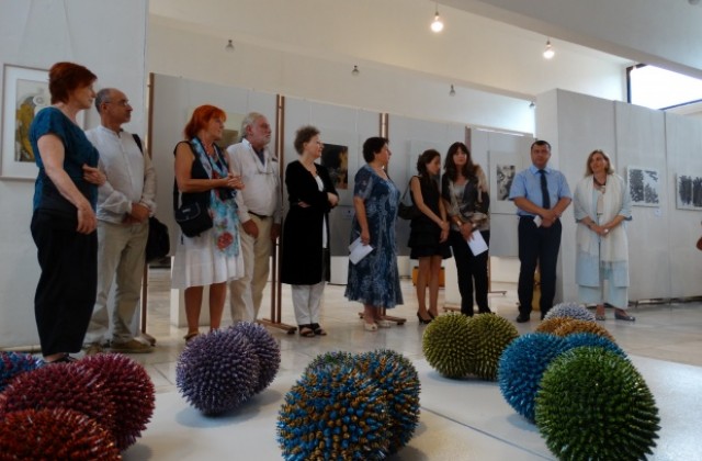 11 автори от цял свят подредиха изложба в Павликени