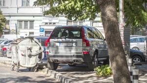 Построг контрол за паркиралите коли по тротоарите поискаха съветници