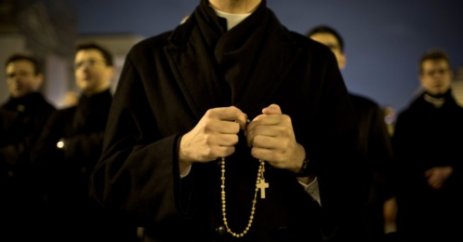 Най-малко 382 непълнолетни са били сексуално насилвани от католически свещеници