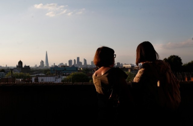 Нова кампания окуражава самотните лондончани да разговарят с непознати