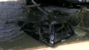 Пожарникари извадиха две коли от реката и отводниха 16 къщи