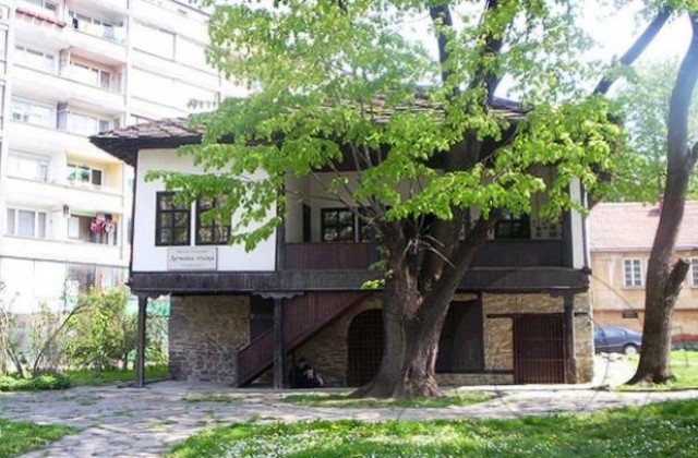 Габрово нарисувано върху коприна