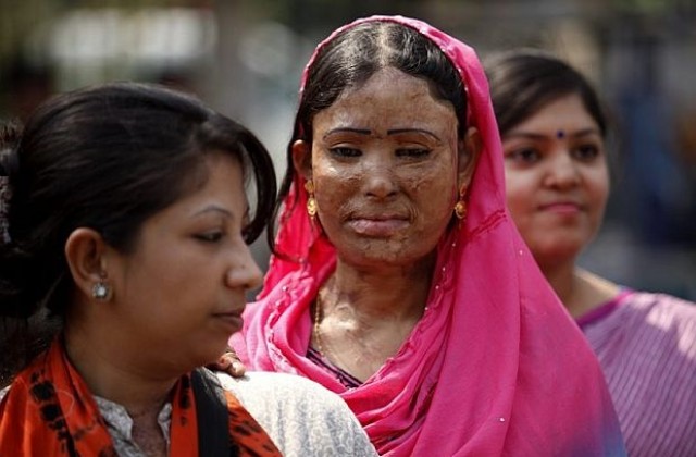 Загадъчни нападения с киселина срещу жени в Пакистан