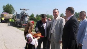 Шефът на ДФ Земеделие направи първа копка на два пътни