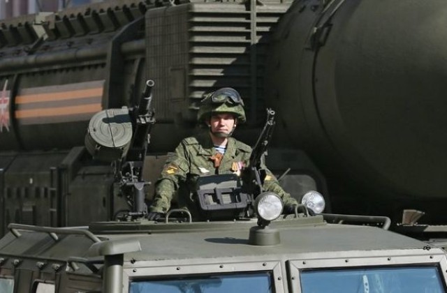 НАТО: Русия е струпала 12 000 войници на границата с Украйна