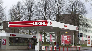 Лукойл продава бензиностанции в Украйна