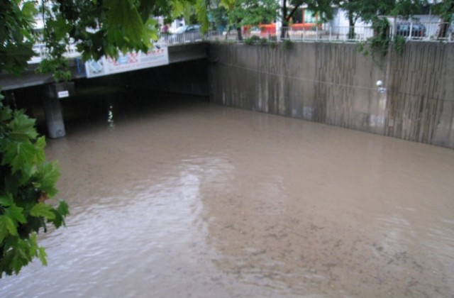 Проливен дъжд превърна Враца в езеро. Обявиха телефон за сигнали