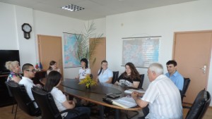 Трима стажанти в Областна администрация Разград получиха своите удостоверения