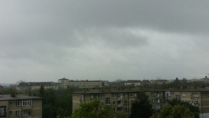 Паднал стълб блокира движението по Алея Яворов