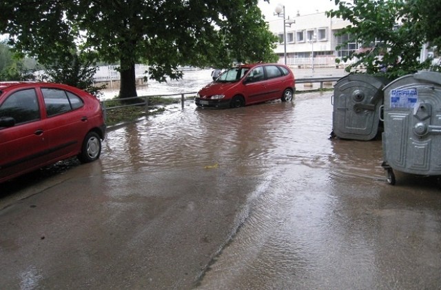 Проливни дъждове наводниха различни области в страната