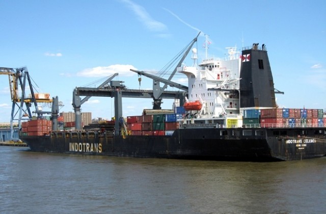 Изтича газ от цистерна на кораб в района на Белослав