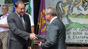 Министърът на отбраната в оставка връчи символичния ключ на казармата