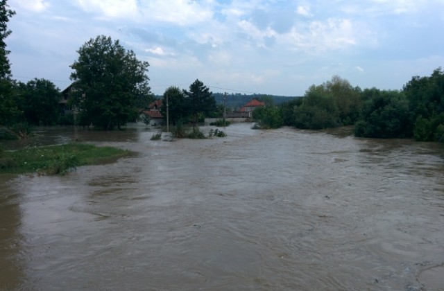 Внимание! Приливната вълна върви към Бяла Слатина и Мизия