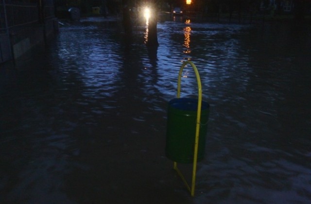 Димитровград във воден ад. Човек е останал под водата в залятия стар подлез