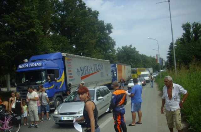 Рокери затвориха пътя за София