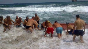 Плажуващи спасиха двама бедстващи на Фичоза