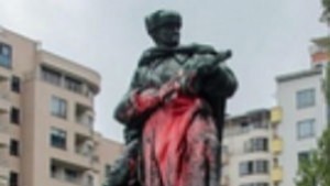 Вандали оцветиха паметниккостница в София