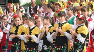 Фолклорни състави дефилират в центъра на Пловдив