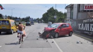 Жена с Мицубиши се блъсна в ограда на ресторант