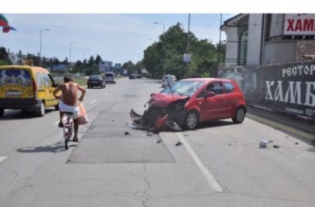 Жена с „Мицубиши“ се блъсна в ограда на ресторант