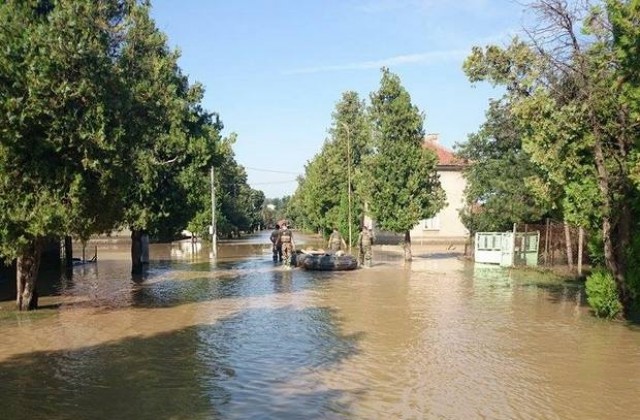 Повече от 150 души евакуираха военни от Плевен и Белене в пострадалия град Мизия
