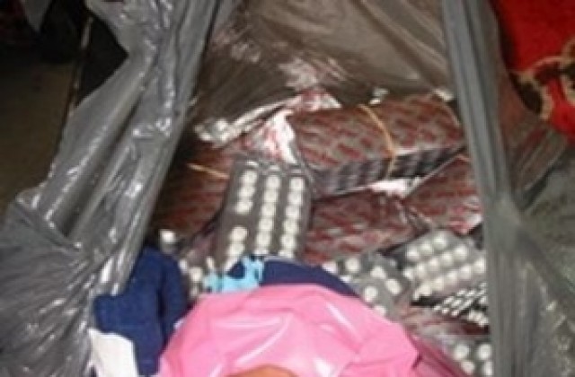 Още 220 г бели хапчета и 3500 евро намериха в задържаните с 25 кг ефедрин харманлийци