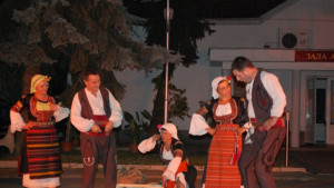 Земята вселената и небето обра овациите на публиката в двора