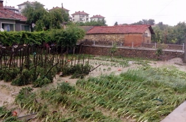 Раздават ваучери на домакинствата, пострадали от наводнението