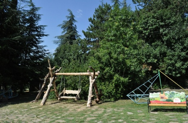 Пейка-люлка за двама разкрасява „мечешката поляна“ в старозагорския зоопарк