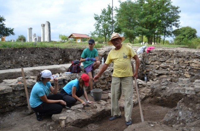 Студенти по архитектура възстановяват сграда в Никополис ад Иструм