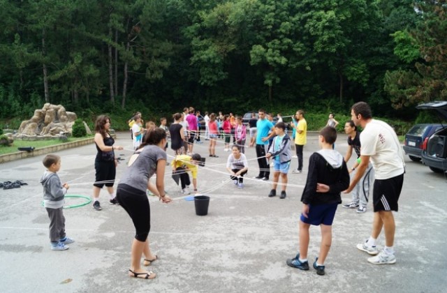 Студенти и ученици практикуваха спортни игри в реални условия