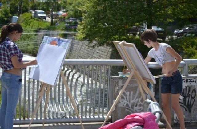 „Мостовете на Благоевград” пресъздават на платна децата от Център по изкуствата
