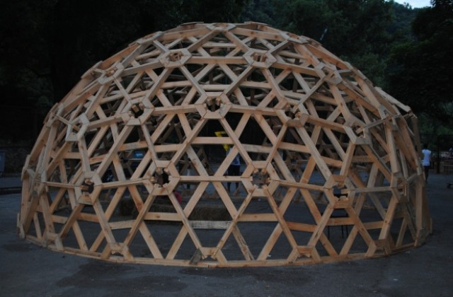 Геодезически купол е новата атракция на В. Търново (СНИМКИ)