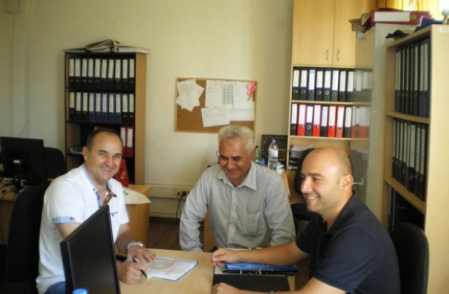Кметът на община Гълъбово подписа договорите за пет европроекта