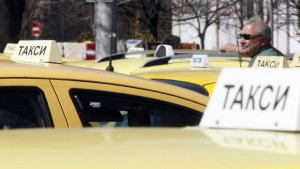 Таксиметрови шофьори надписват сметки чрез чипове в апаратите