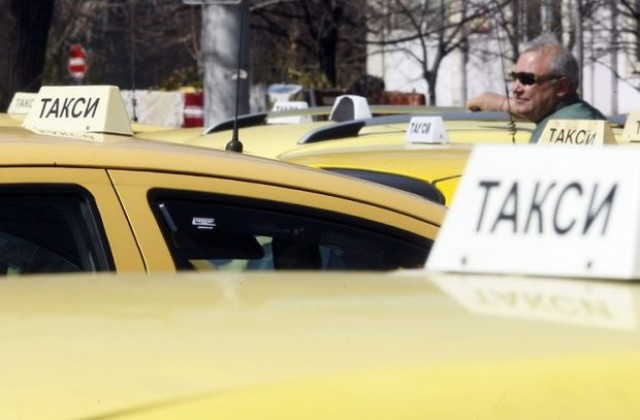 Таксиметрови шофьори надписват сметки чрез чипове в апаратите