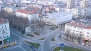 Обезопасено е мястото на падналата мазилка от козирка на бул