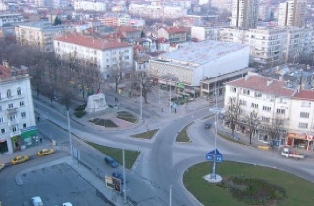 Обезопасено е мястото на падналата мазилка от козирка на бул. „Славянски” 20