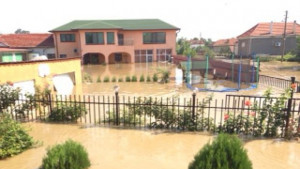 Изплащат еднократните помощи на пострадали от бедствието