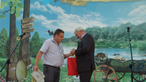 Областният управител със Златна значка от фолклорен фестивал в Царевец