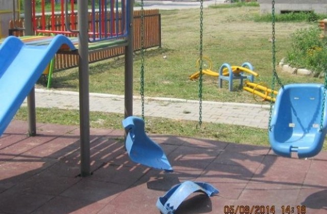 Масово рушат детските площадки в Севлиево