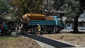 Преасфалтират междублоковото пространство пред бл Плиска