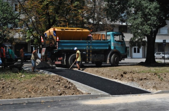Преасфалтират междублоковото пространство пред бл. Плиска