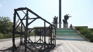 Изгоря инсталация на младите архитекти край Асеневци Общината осъди вандалския