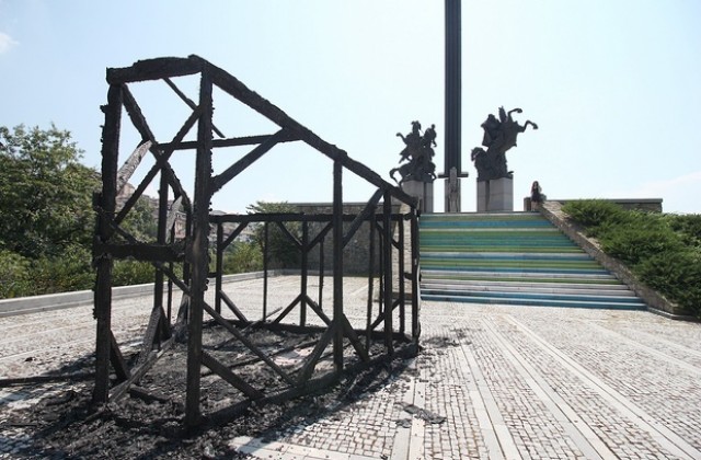 Изгоря инсталация на младите архитекти край Асеневци, Общината осъди вандалския акт